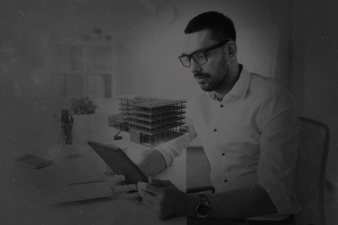 Homem usando óculos mexendo em tablet