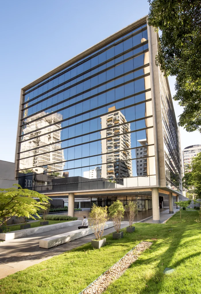 As fachadas das três faces principais do edifício são de vidro. Para minimizar a carga térmica interna, todas receberam brises horizontais |Foto: Romulo Fialdini