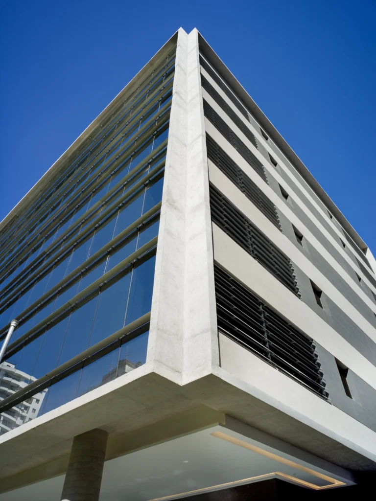 A estrutura de concreto aparente em pontos estratégicos cria um contraste harmonioso com o vidro | Foto: Romulo Fialdini