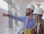 Equipe técnica da Space analisando plantas e realizando diagnóstico técnico no pré-obra de projeto corporativo.