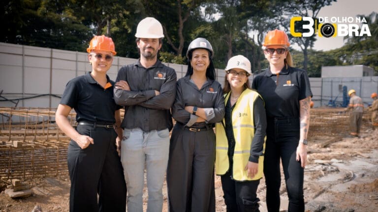 Equipe da Servter SP e do C3 - O Clube da Construção Civil posa sorridente no canteiro de obras do Arbórea Vista Jardim Europa, usando equipamentos de segurança e destacando a organização e profissionalismo no local.