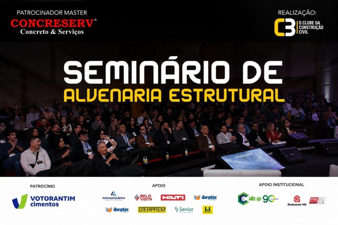 Auditório lotado com profissionais do setor da construção civil durante o Seminário de Alvenaria Estrutural, promovido pelo C3 – O Clube da Construção Civil, com destaque para o telão exibindo o nome do evento e logomarcas de patrocinadores e apoiadores.