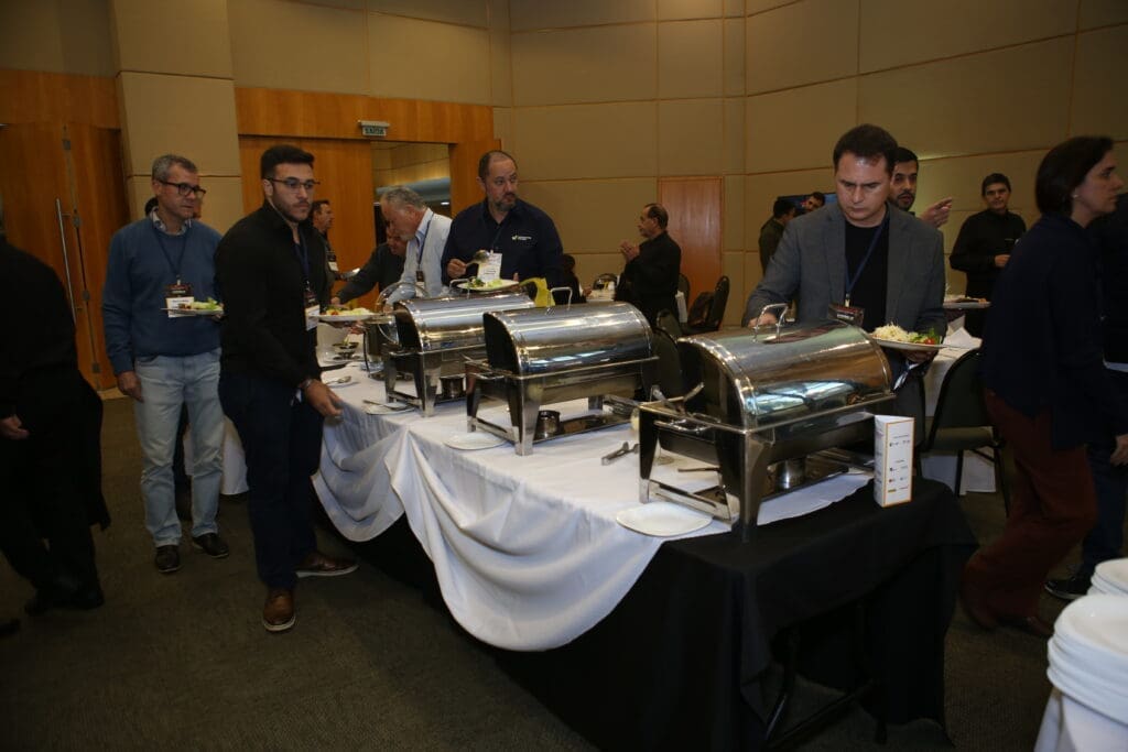 Convidados do Seminário de Alvenaria Estrutural do C3 servem-se no buffet durante o almoço exclusivo para patrocinadores, apoiadores e parceiros.