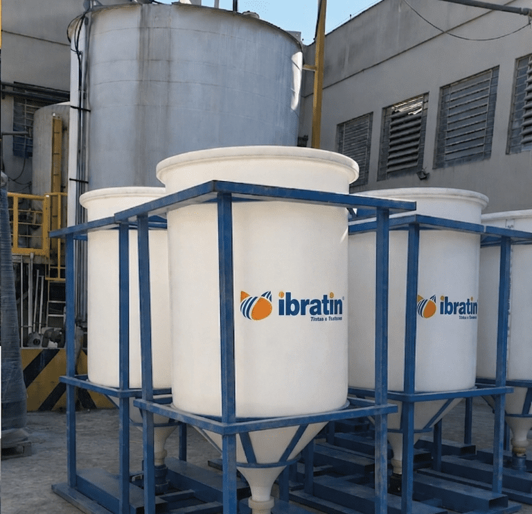 Silos retornáveis Ibratin organizados em área industrial, prontos para abastecimento sustentável de grandes obras.