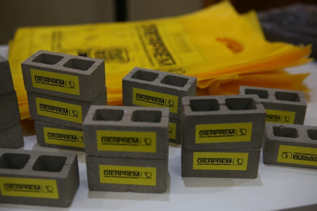 Mini blocos de concreto personalizados com a marca Oterprem, distribuídos como brindes durante o Seminário de Alvenaria Estrutural.