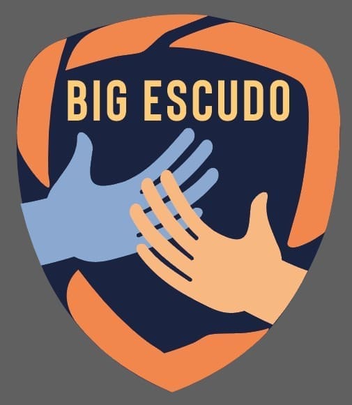 Colaboradores da MBigucci em canteiro de obras assistem à palestra de Manoel Teixeira sobre o Programa Big Escudo, com destaque para o cartaz do projeto e menção ao vídeo de Luciana Temer.