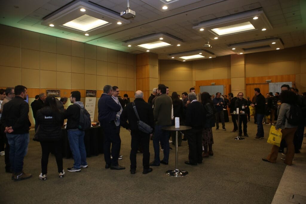 Participantes do Seminário de Alvenaria Estrutural do C3 interagem e fazem networking durante o Welcome Coffee no salão do Milenium Centro de Convenções.