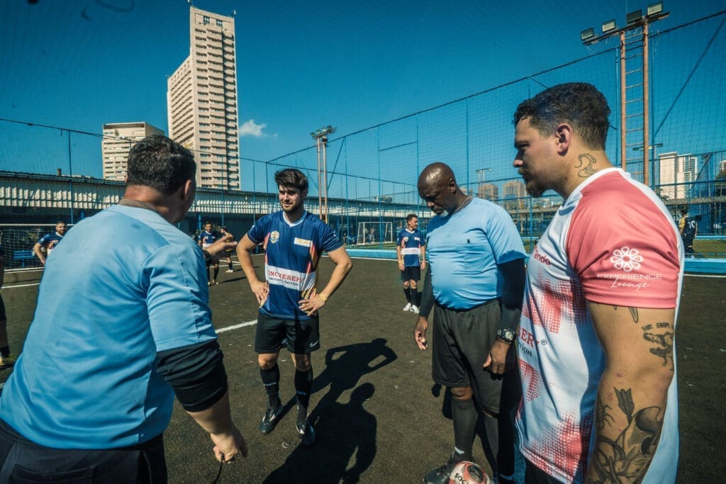 Árbitro e capitães das equipes realizam o sorteio inicial antes do jogo durante o Torneio Integração da Copa C3 2026, em campo de futebol society ao ar livre.