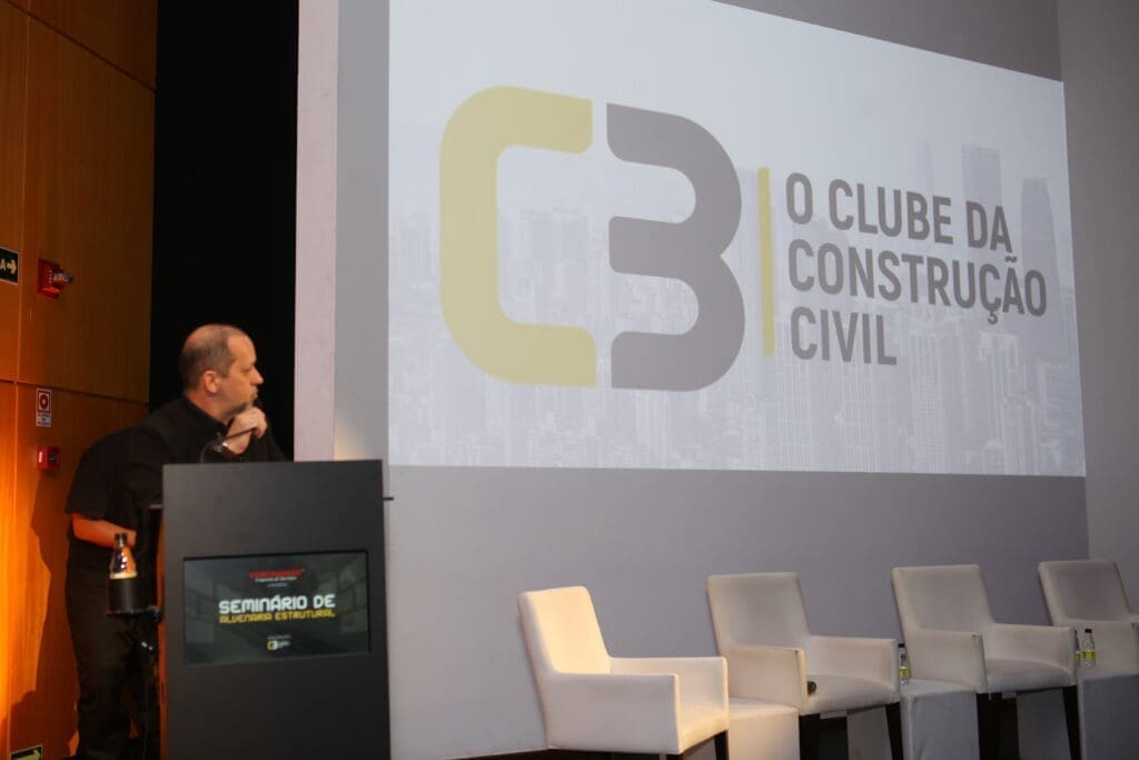 Rodolfo Zagallo, CEO do C3, apresenta abertura do Seminário de Alvenaria Estrutural, destacando estratégias para o fortalecimento do setor da construção civil.