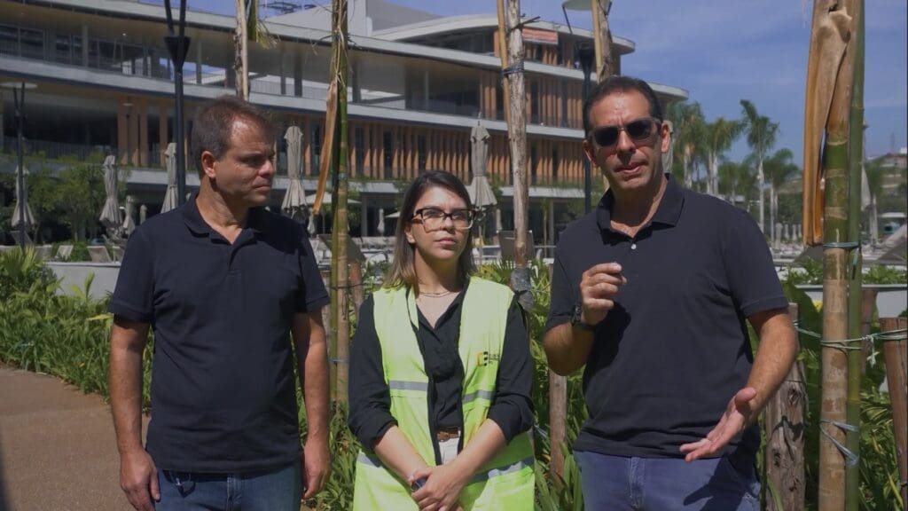 Bárbara Martinez, gerente de Relacionamentos do C3 - O Clube da Construção Civil, ao centro, acompanhada por Fabiano Sinibaldi, arquiteto e coordenador, e José Luiz Lemos, sócio-diretor, ambos da aflalo/gasperini arquitetos, durante entrevista ao ar livre no Beyond The Club São Paulo.