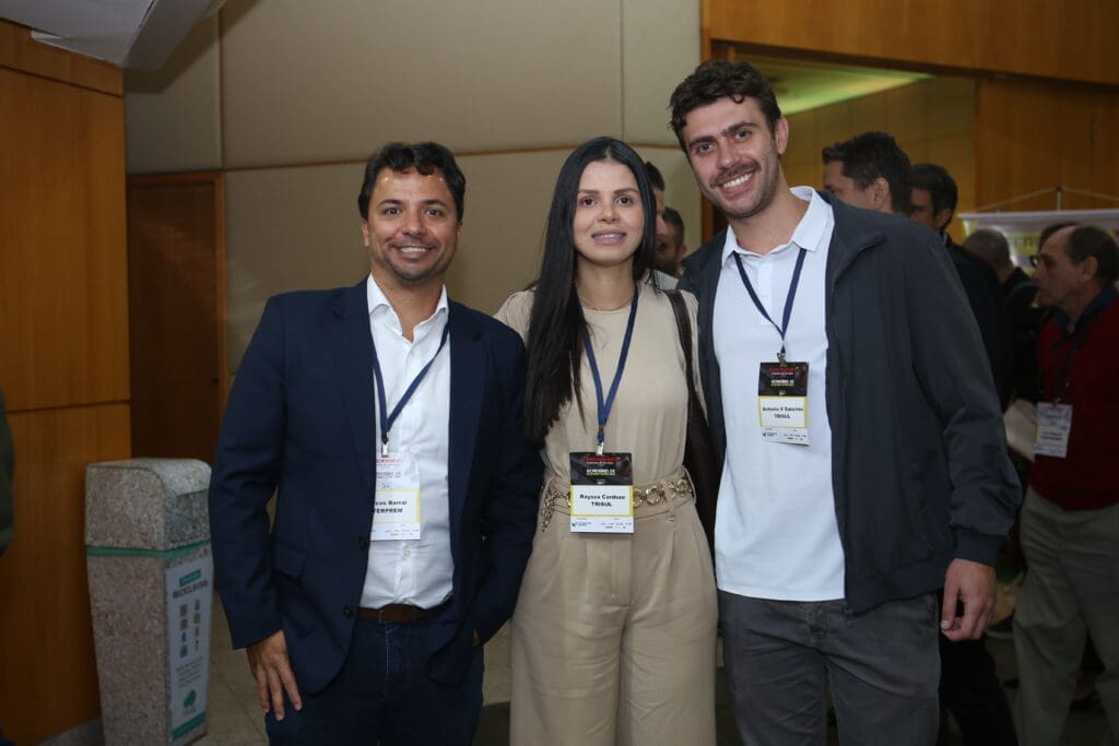 Marcos Barral, da Oterprem, em momento de networking com Rayssa Cardoso e Antonio V. Sanches, da Trisul, durante o Seminário de Alvenaria Estrutural.