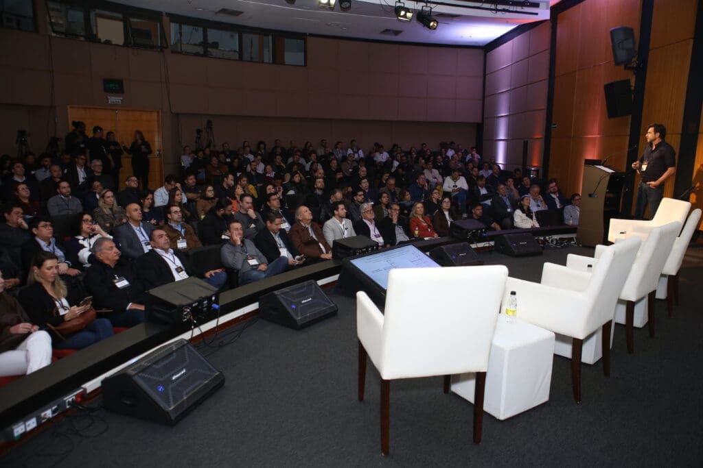 Plateia atenta acompanha palestra durante o Seminário de Alvenaria Estrutural do C3, evento que reúne profissionais, especialistas e líderes do setor da construção civil para discutir inovação e tendências do mercado.