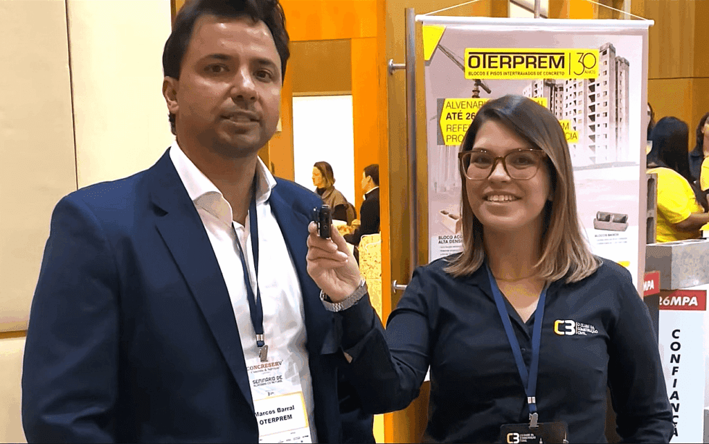 Marcos Barral, da Oterprem, concede entrevista exclusiva para Bárbara Martinez, gerente de relacionamento do C3, durante o Seminário de Alvenaria Estrutural.