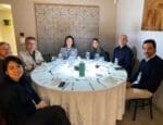 Grupo de profissionais da construção civil reunidos ao redor de uma mesa redonda durante o 65° Almoço de Negócios do C3, em ambiente elegante e descontraído.
