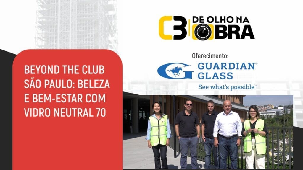 Grupo de profissionais do setor da construção civil, incluindo Bárbara Martinez (C3 - O Clube da Construção Civil), Kristina Wu (Guardian Glass), Fabiano Sinibaldi e José Luiz Lemos (aflalo/gasperini arquitetos) e Luis Fernando Ciniello (Rocontec), posando juntos em frente ao Beyond The Club São Paulo, durante gravação do episódio “De Olho na Obra” sobre o uso do vidro Neutral 70.