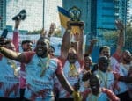 Jogadores da equipe Tenda comemoram a conquista do título do Torneio Integração da Copa C3 2026, erguendo o troféu de campeão e exibindo medalhas, com expressões de alegria e união em campo.