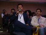Marcos Barral participa do Painel de Debates durante o Seminário de Alvenaria Estrutural, segurando microfone e interagindo com o público no auditório.