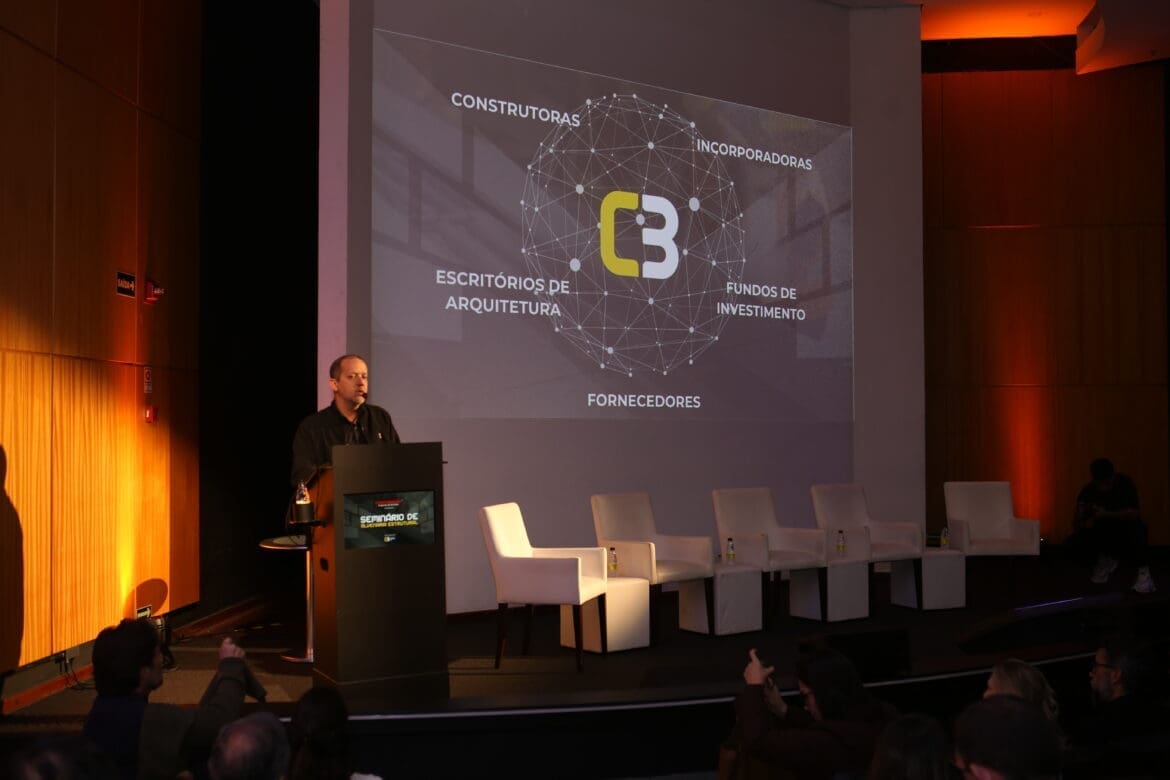 Rodolfo Zagallo apresenta a matriz de sucesso do hub de relacionamento C3 durante o Seminário de Alvenaria Estrutural, destacando a integração entre construtoras, incorporadoras, fundos de investimento, fornecedores e escritórios de arquitetura no setor da construção civil.
