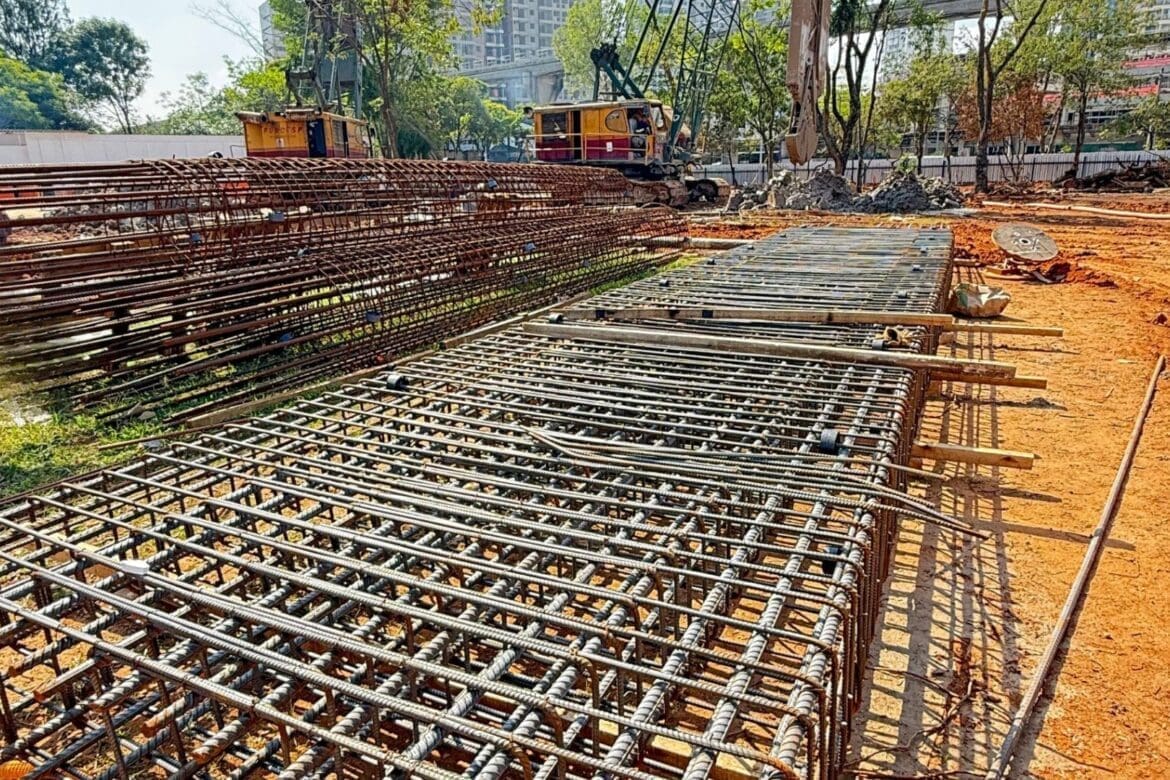Armações técnicas de aço organizadas em canteiro de obras, prontas para aplicação em fundações de construção civil.