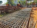 Armações técnicas de aço organizadas em canteiro de obras, prontas para aplicação em fundações de construção civil.