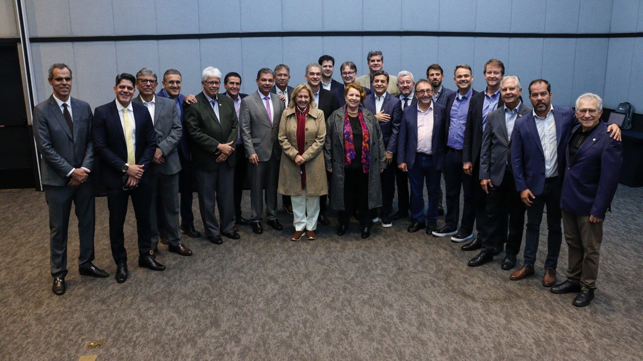 Grupo de líderes e representantes da construção civil reunidos em pé, sorrindo, durante o início da nova gestão da CBIC para o triênio 2026-2029.