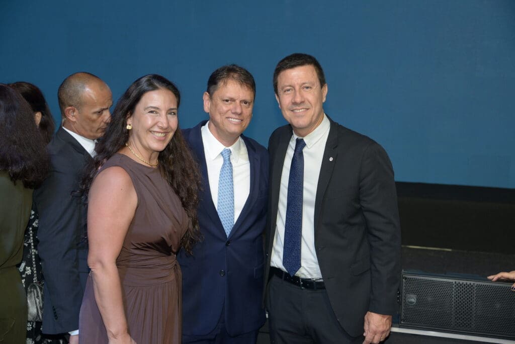 Roberta Bigucci e Milton Bigucci Junior, diretores da MBigucci, posam sorrindo ao lado do governador Tarcísio de Freitas durante evento do Secovi-SP.