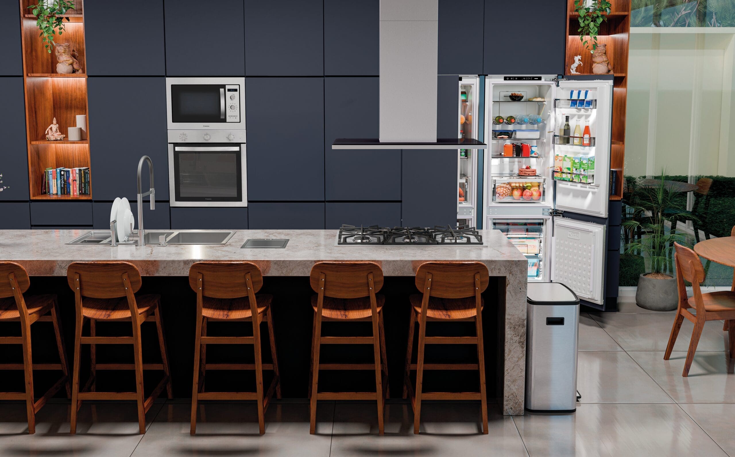 Cozinha gourmet com ilha central em pedra, armários escuros, eletrodomésticos Tramontina embutidos, geladeira aberta e cadeiras de madeira, destacando soluções completas para hospitalidade.