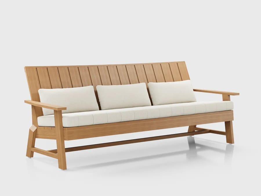 Sofá de três lugares da linha Marco da Tidelli, em madeira com almofadas brancas, design contemporâneo e estrutura robusta, ideal para ambientes internos e externos.