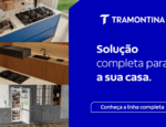 Ambientes de cozinha modernos equipados com eletrodomésticos Tramontina, incluindo cooktops, pias, coifas e refrigeradores, com destaque para soluções completas em design e tecnologia no showroom de Alphaville, SP.
